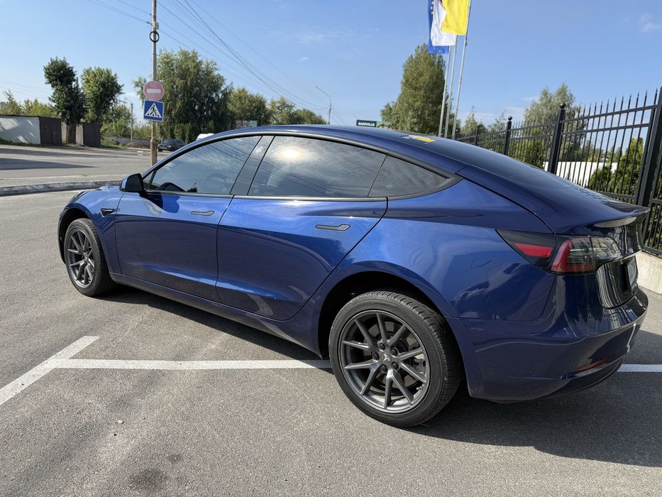 Tesla model 3 2023 залізо фосфат