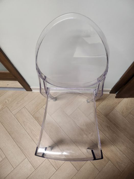 Krzesło plastikowe przezroczyste
