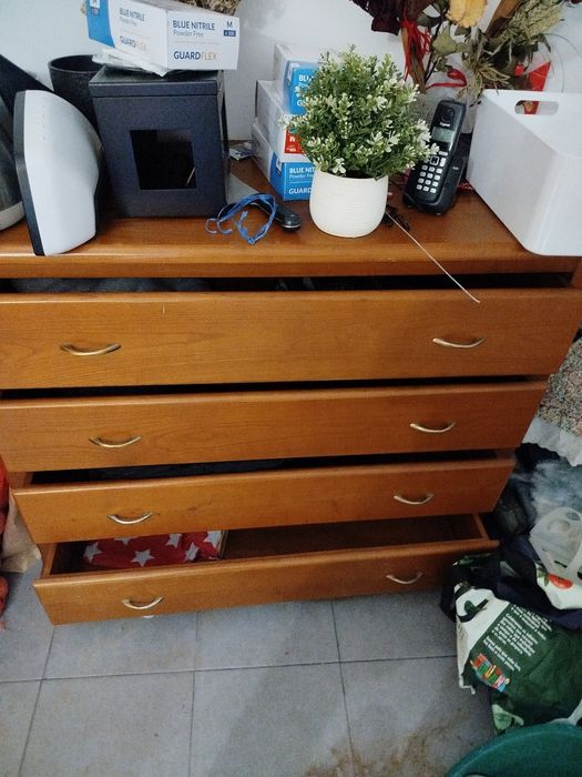 Cómoda em cerejeira com quatro gavetas como nova