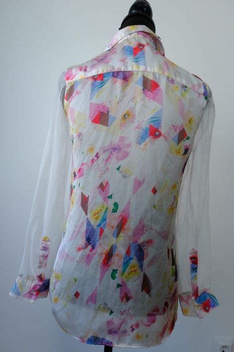 Camisa com mangas  transparentes