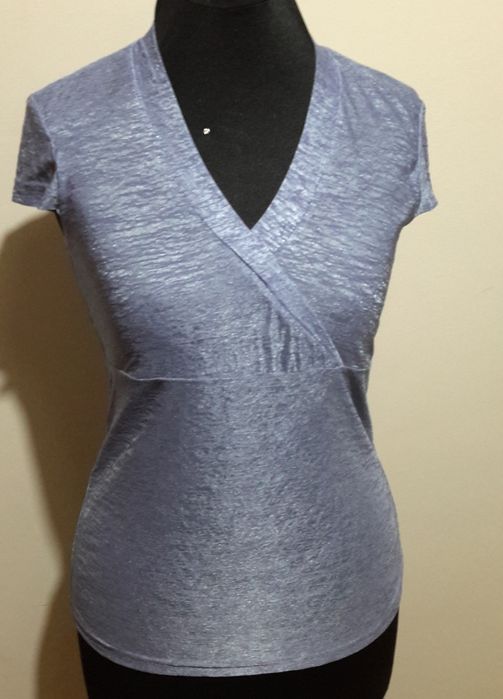 Elegancki t-shirt z dekoltem w serek
