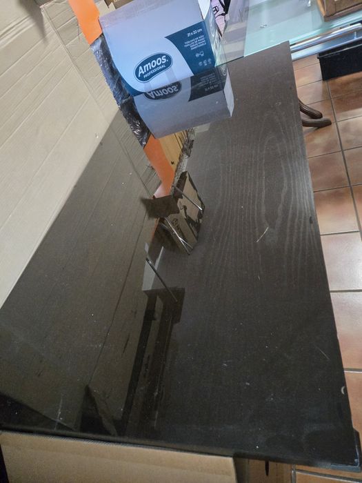 Mesa com vidro por cima