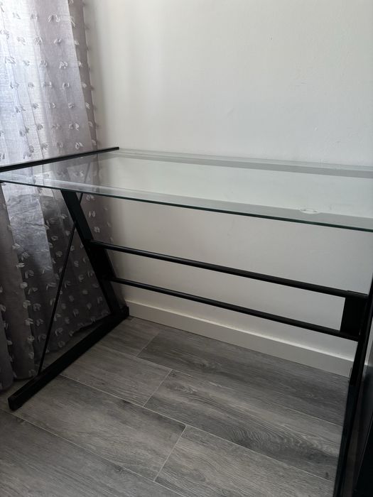 Mesa/Secretária de Vidro com Estrutura Metálica – Moderna e Elegante