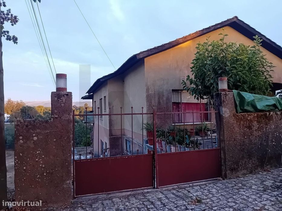 T4 Detached House with Habitable Basement in the Center of Soure