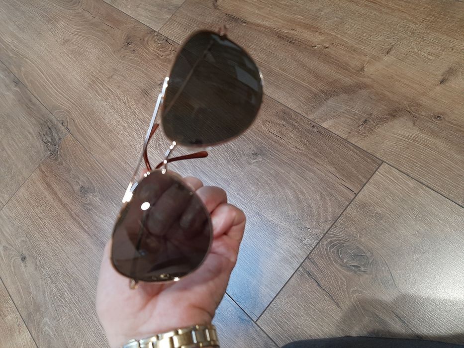 Okulary słoneczne lenonki w złotej oprawie szyk i elegancja