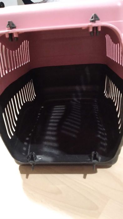 Używany plastikowy transporter dla zwierząt.