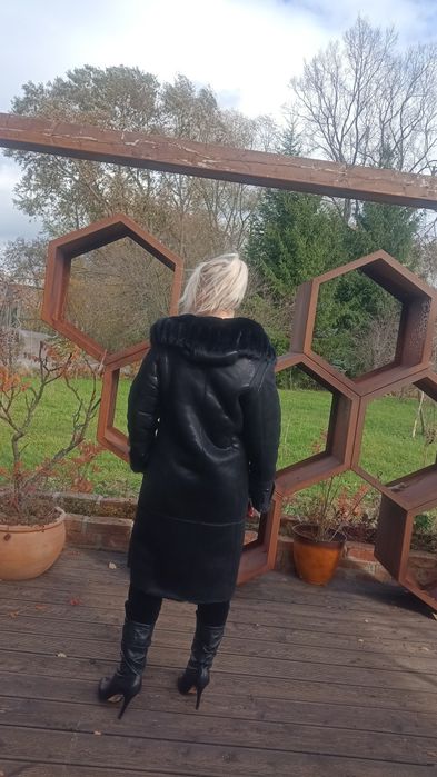 Kożuch czarny nabłyszczany z norką naturalną