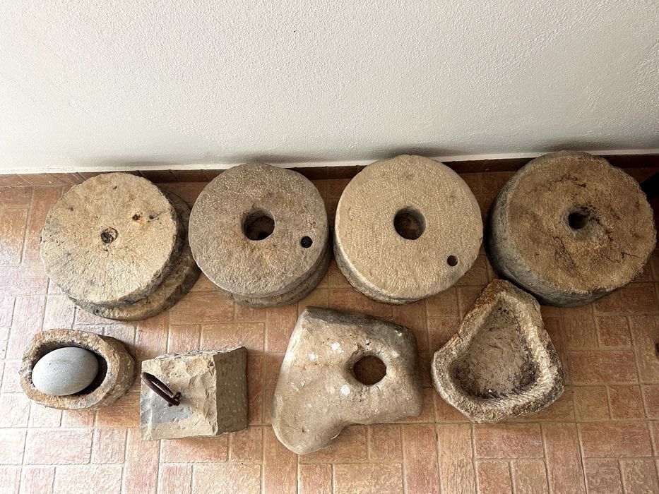 Lote de peças de pedra: 4 mós duplas + 2 pias +  2 pedras de amarração