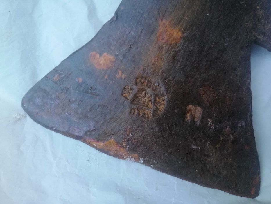 Топор с клеймом старий