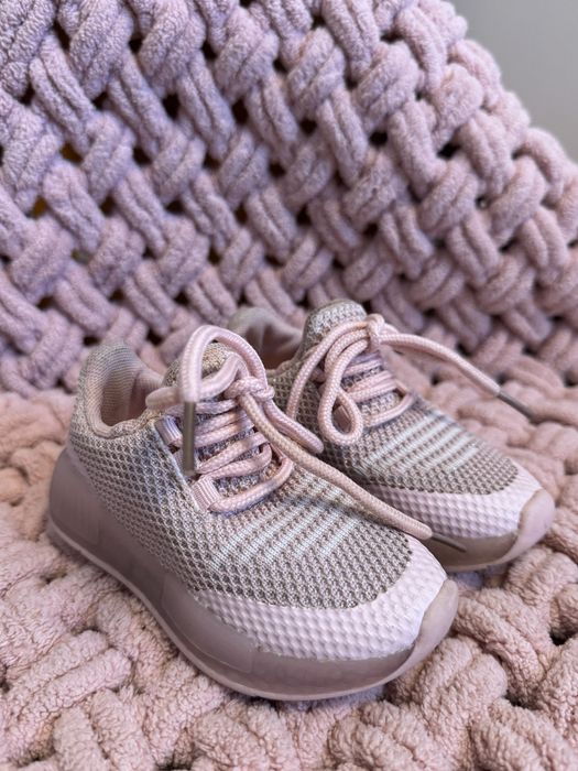 Продам взуття на дівчинку з незначним дефектами