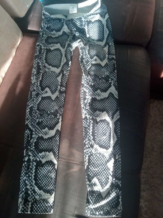 Leginsy czarno białe