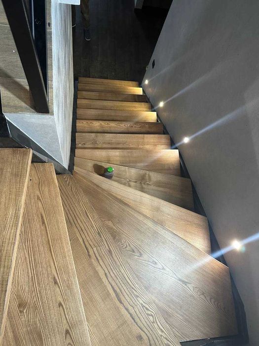 Обшивка бетонних сходів деревом сучасний дизайн Львів. Огородження