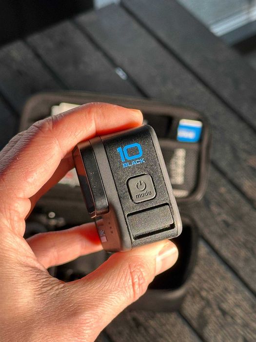 Екшн-камера GoPro Hero 10 з кріпленням на шолом