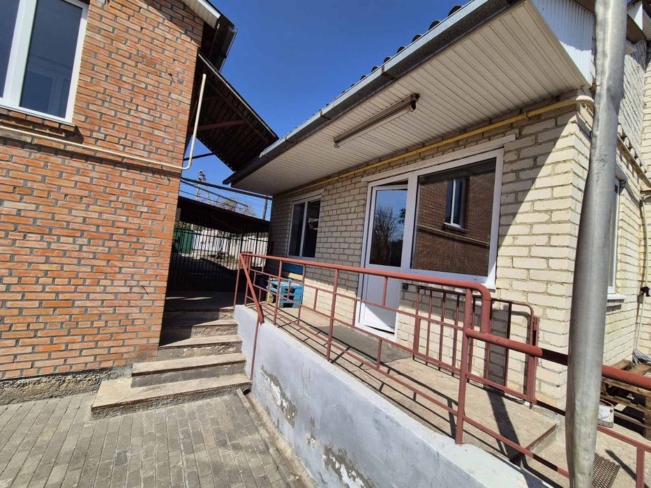 Продається будинок в Центральній частині міста.