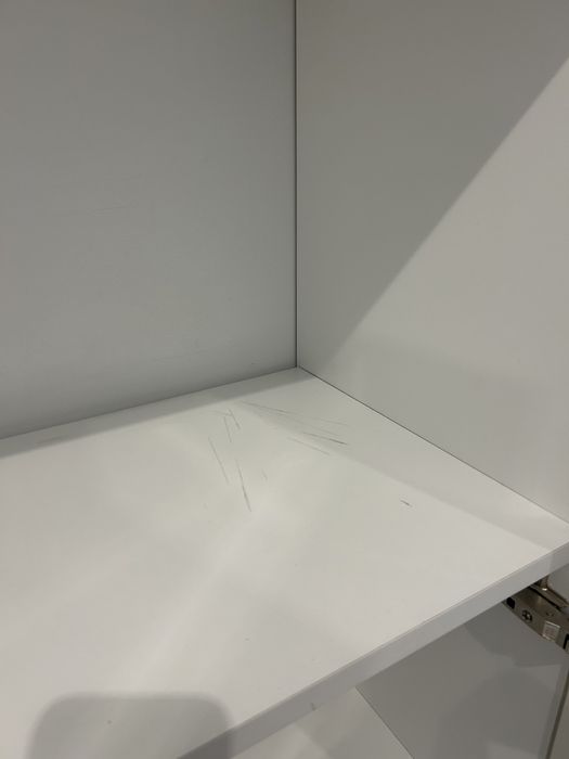 Сервант білого кольору