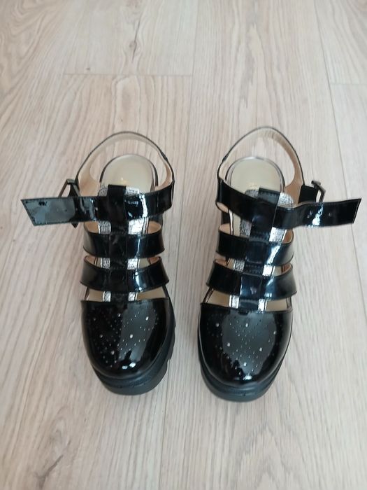 Босоніжки  лакові  36 розміру