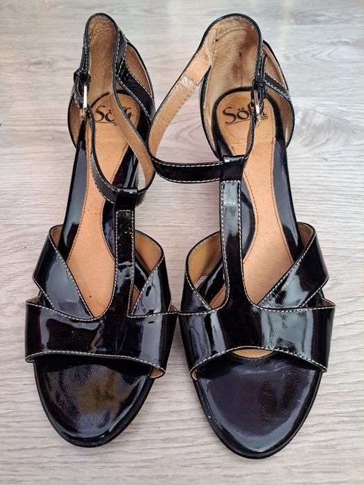 Гарні лаковані босоніжки