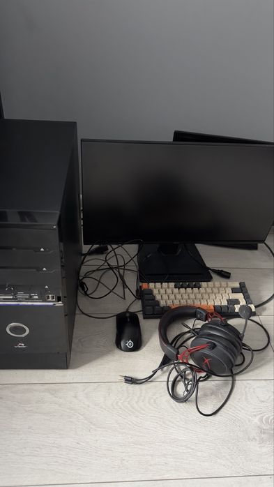 Komputer stacjonarny z monitorem, klawiaturą, myszką i słuchawkami