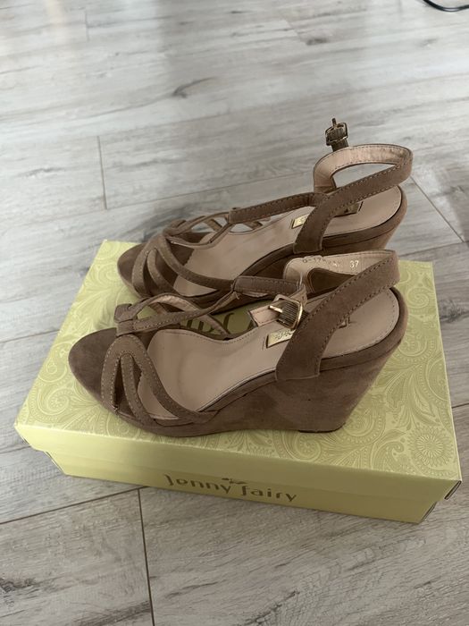 Beżowe sandałki na koturnie