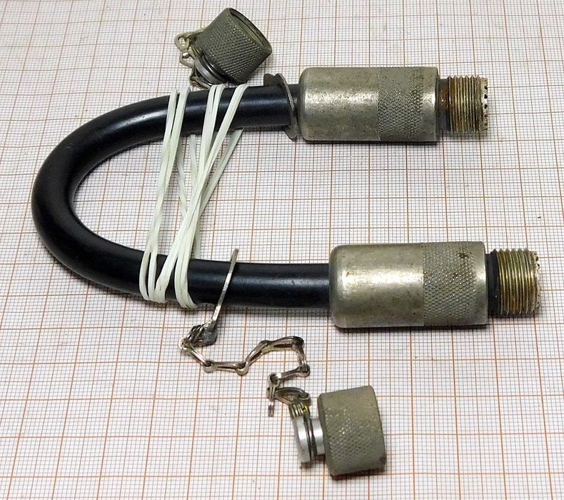 Kabel koncentryczny antenowy wzmacniacza mocy UM3 radiostacji [0407]