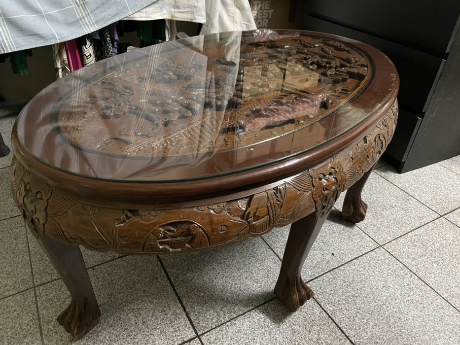 Mesa de madeira com gravuras