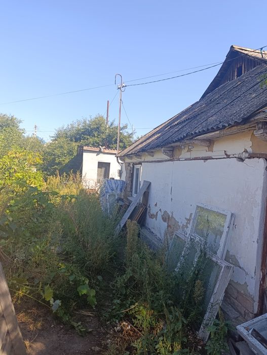 Продам старий будинок з ділянкою!
