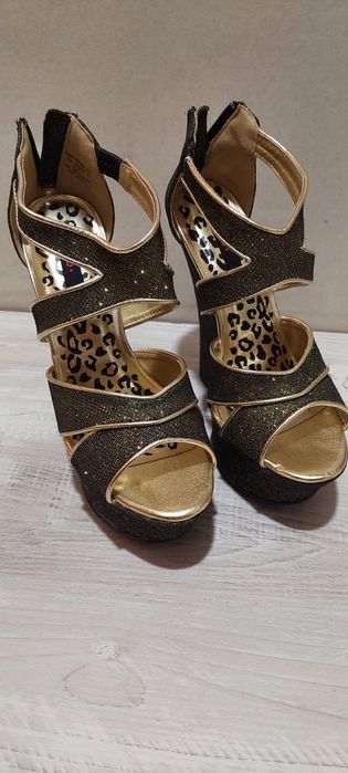 Buty na koturnie