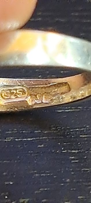 Anel em prata e ouro contrastado.