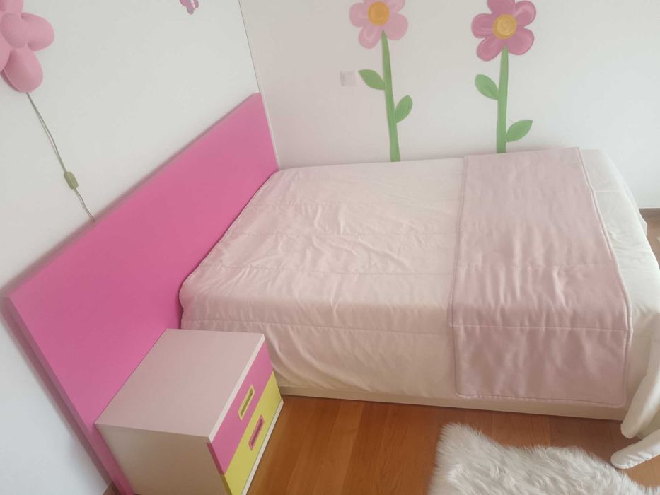 Cama, mesinha de cabeceira e estante, de menina