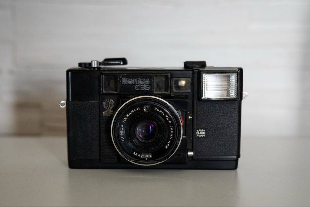 Konica C35 AF + lampa błyskowa