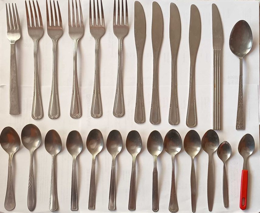 Sztućce różne i inne przybory kuchenne.