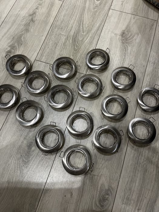 Aro para focos de embutir no teto falso (GU10, IP23) com casquilho.