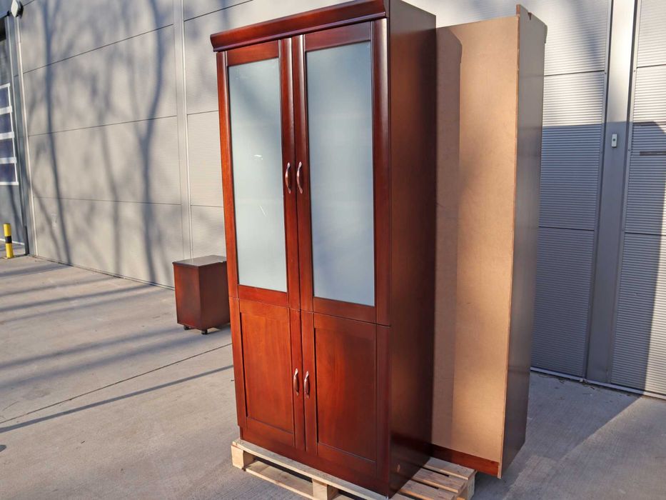 Stylowy, dwudrzwiowy kredens  w ciemnym, brązowym kolorze ,witrynka