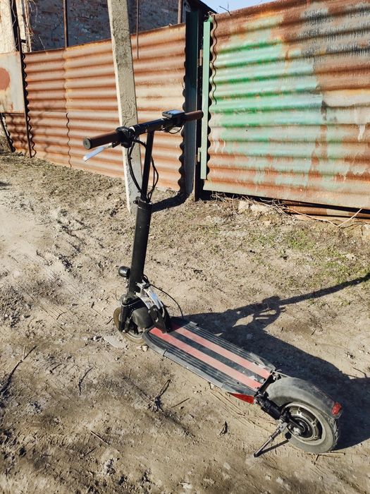 KUGOO M4 — Электросамокат, исправен, без зарядки, с модернизацией.