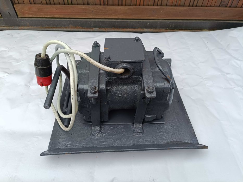 silnik wibracyjny elektryczny indukta  wibrator 0.85KW 2900 obr/min