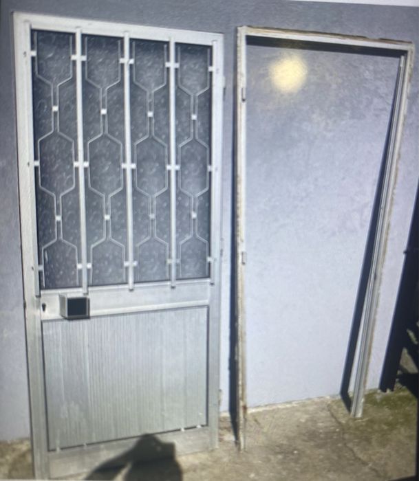 Porta em ferro com grades