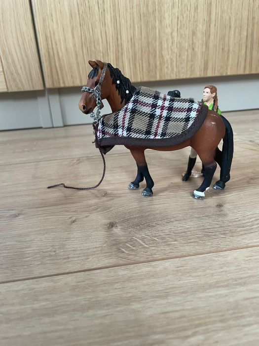Zestaw koń Schleich 13 + jeździec + akcesoria
