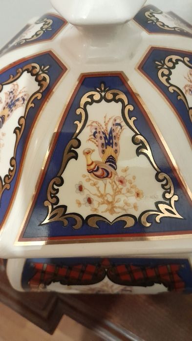 Taça com tampa em porcelana.