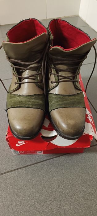 Botas em pele semi novas