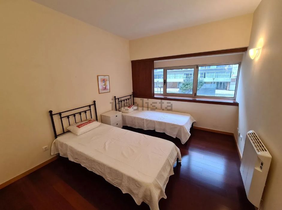 Duas camas em aço preto fosco, com colchões e capas de colchão