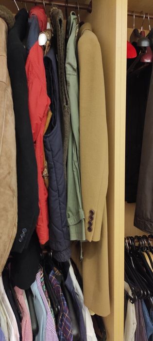 Camisas, camisolas, calças, blusões, cintos etc