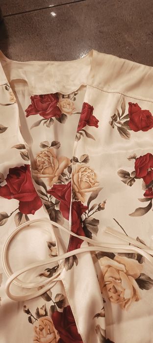 Elegancki Szlafrok w róże, rozmiar M/L