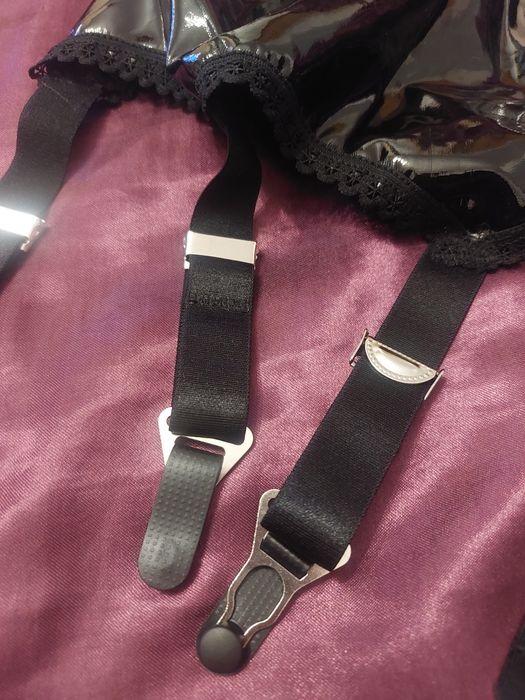 Pas do pończoch lakierowany