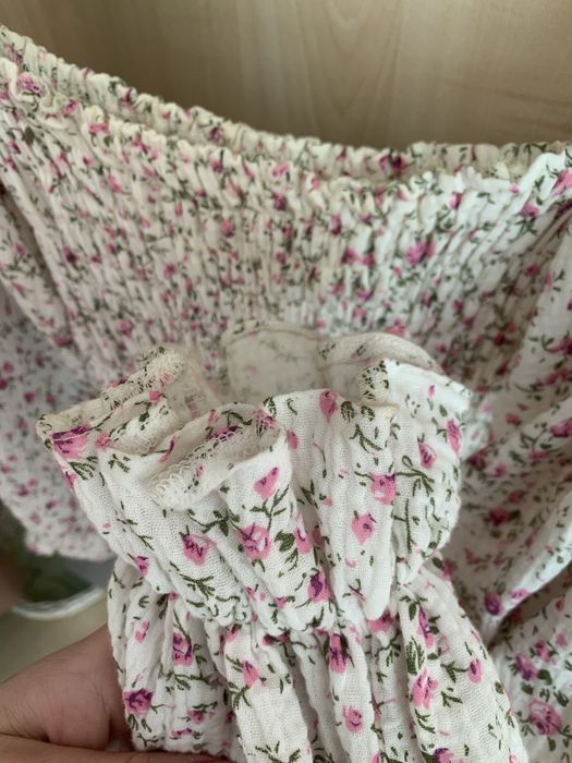 Ніжна квіткова сукня легка, з пишними рукавами