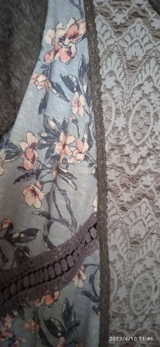 Túnica florida e castanha em muito bom estado