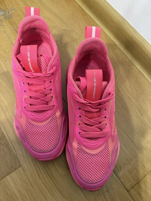 Кросівки жіночі