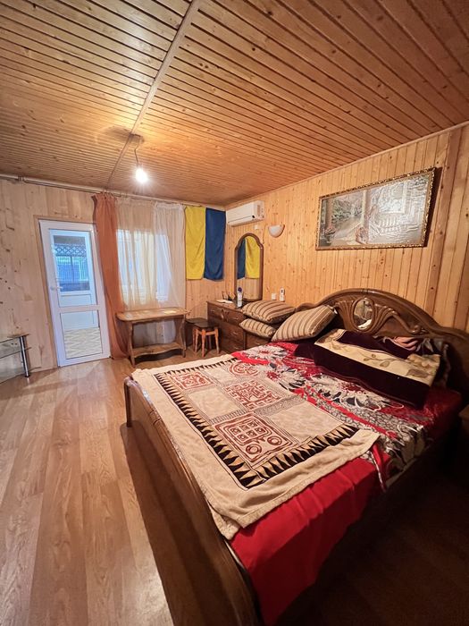 ЧУДОВИЙ  будинок вихід  на Дніпро з  ГАРАЖЕМ на 2 човни ПРИЧАЛ 18000$