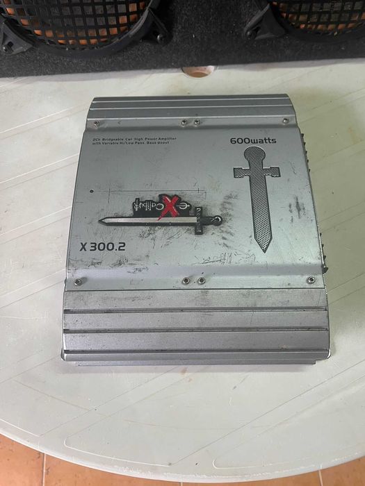 Subwoofer + Amplificador Excalibur de 600W.