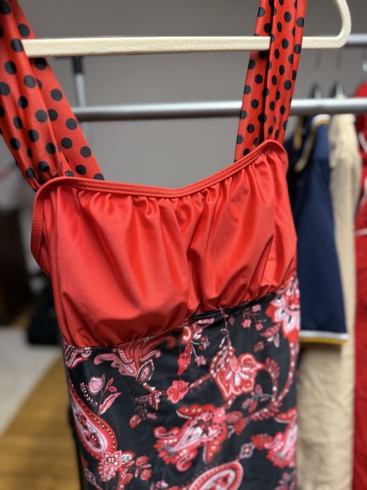 Strój kąpielowy jest bardzo ładny