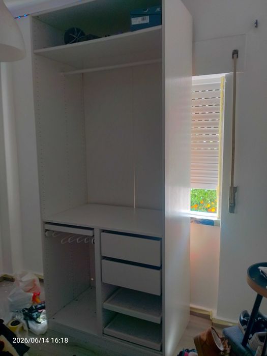 Guarda roupa em forma de closet sem portas